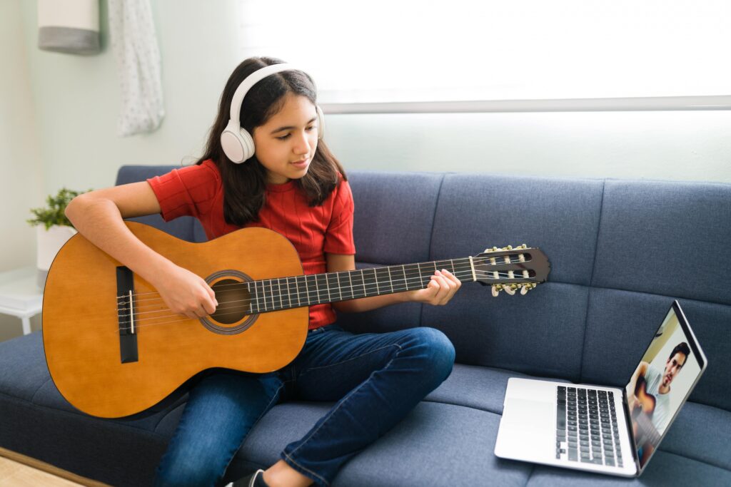La educación musical con la guitarra. la importancia de la música en los niños.