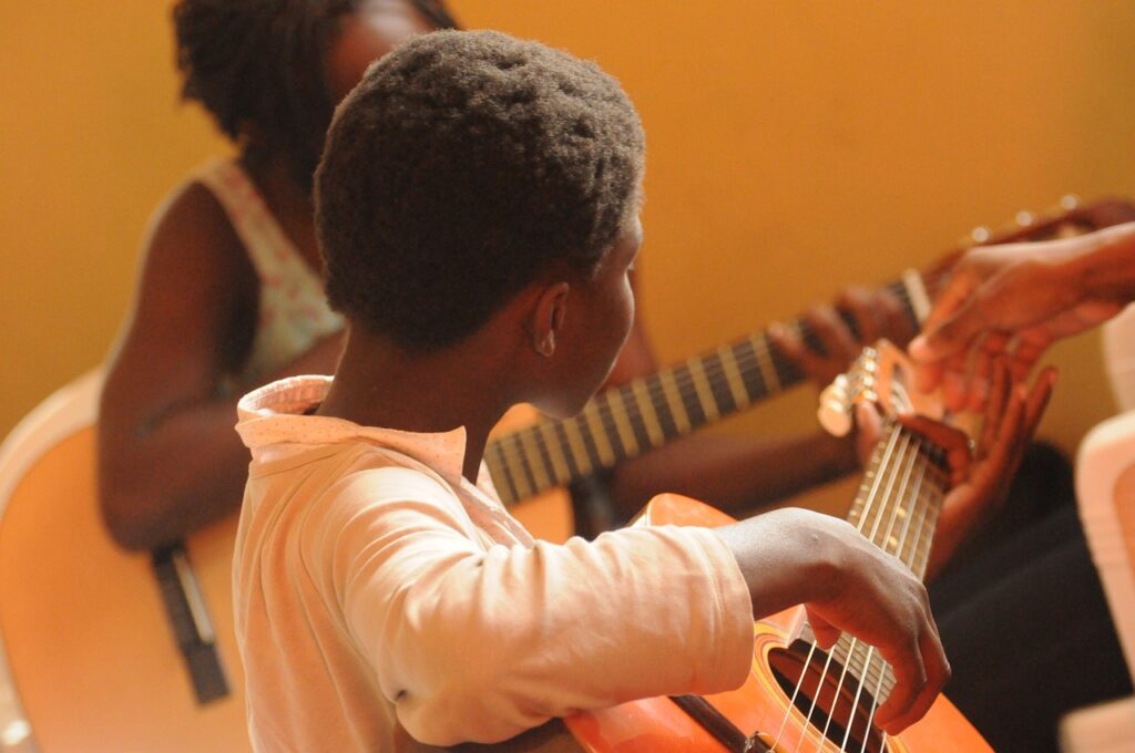 beneficios de aprender a tocar un instrumento musical.